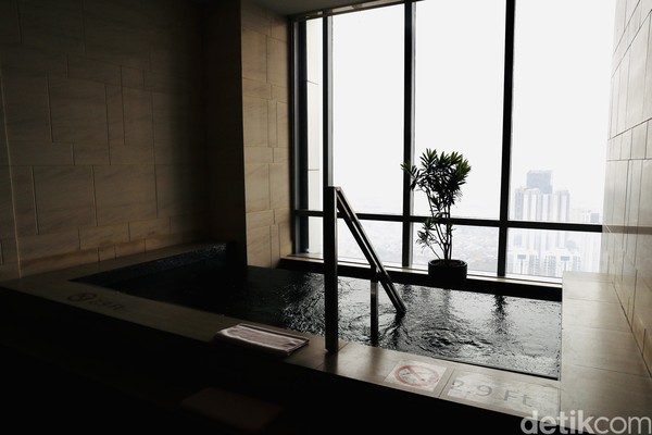 Di bagian toilet kolam renang, ada kolam jacuzzi dan sauna. Lengkap! (Rengga Sancaya/detikFoto)