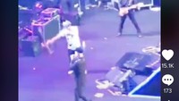 Thomas Ramdhan kesal dan membanting bass miliknya karena kabel yang terlalu pendek. Foto: Tangkapan Layar TikTok