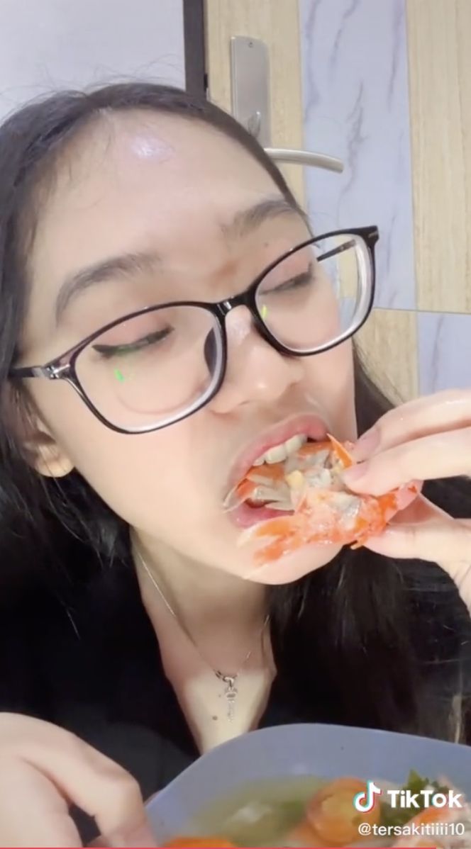 TikToker Hobi Lahap Makanan Ekstrem, Ular Kobra hingga Kalajengking!