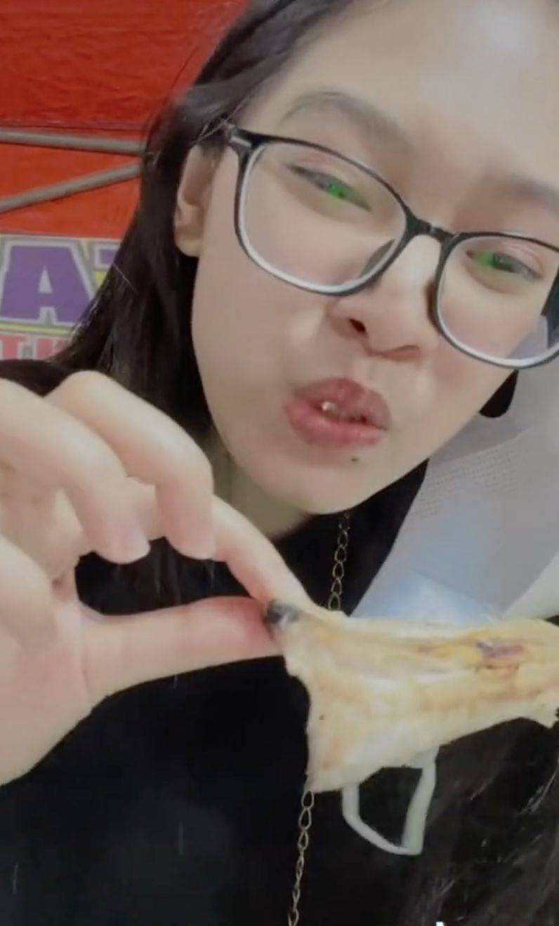 TikToker Hobi Lahap Makanan Ekstrem, Ular Kobra hingga Kalajengking!