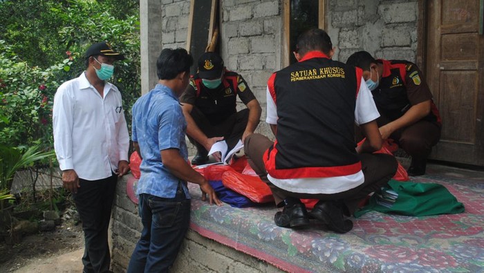 Tim penyidik Kejari Karangasem saat melakukan penggeledahan terkait dugaan korupsi Bumdes Desa Kerta Buana