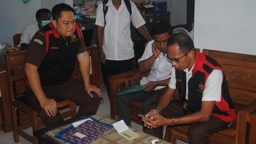 Tim penyidik Kejari Karangasem saat melakukan penggeledahan terkait dugaan korupsi Bumdes Desa Kerta Buana
