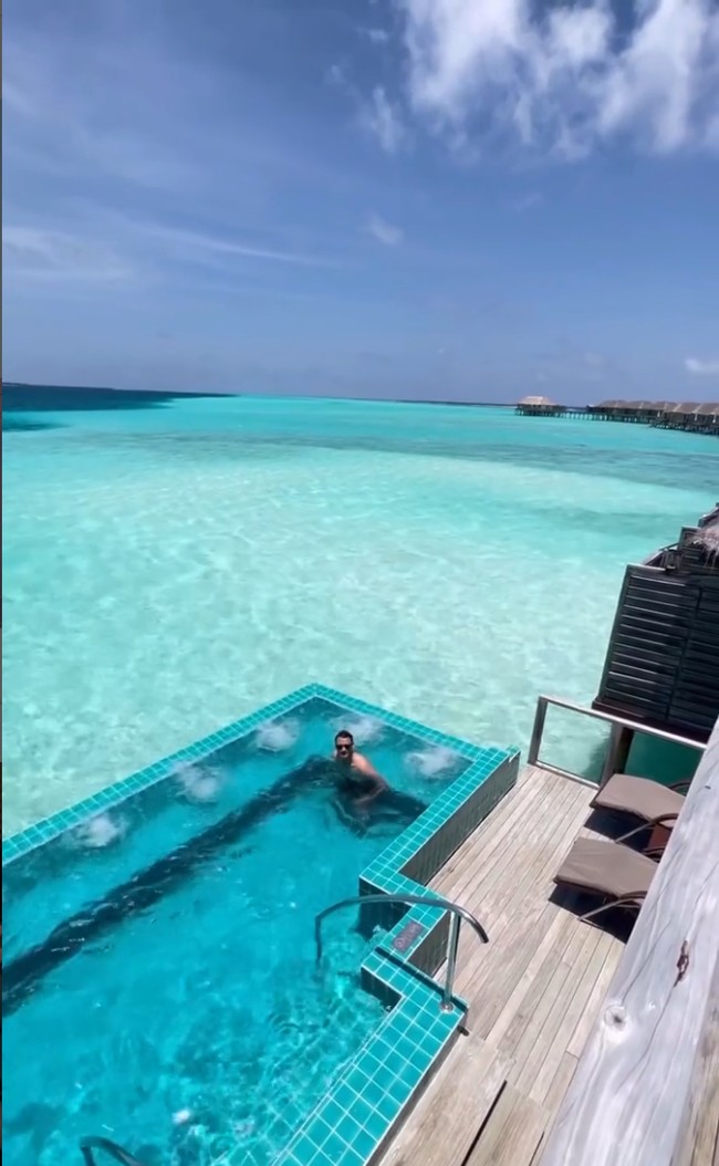 Titi Kamal mengunggah kebersamaannya dengan sang suami, tanpa kehadiran kedua anaknya. Titi dan Christian menikmati momen saat santai dan bersenang-senang di indahnya laut Maldives. Foto: Instagram/@titikamal