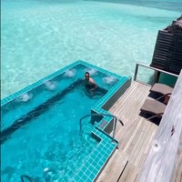Titi Kamal mengunggah kebersamaannya dengan sang suami, tanpa kehadiran kedua anaknya. Titi dan Christian menikmati momen saat santai dan bersenang-senang di indahnya laut Maldives. Foto: Instagram/@titikamal
