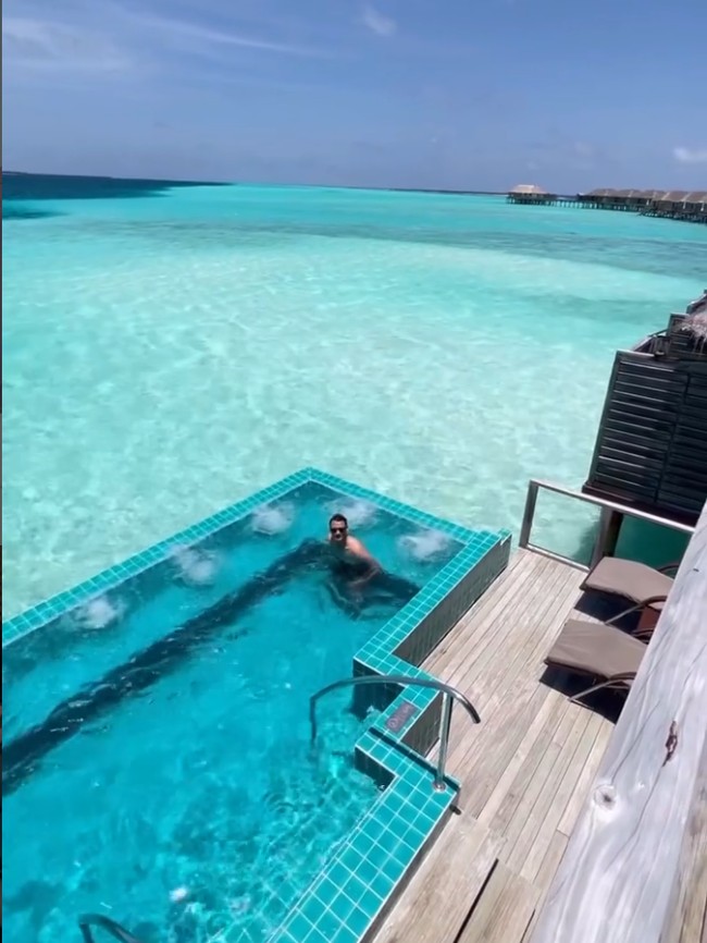 Netizen berkomentar kalau Titi Kamal dan Christian Sugiono bak pengantin baru yang sedang bulan madu. “Happy Honeymoon ka Titi&Tian🤭🥰🥰🥰🥰,” tulis netizen. Foto: Instagram/@titikamal