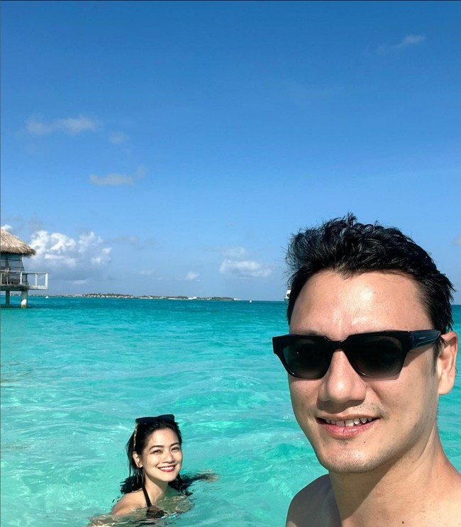 Pasangan suami-istri sesekali memerlukan healing agar romantisme dan kehangatan hubungan tetap terjaga. Terlebih lagi jika sudah menikah bertahun-tahun. Seperti yang baru-baru ini dilakukan Titi Kamal dan Christian Sugiono. Foto: Instagram/@titikamal