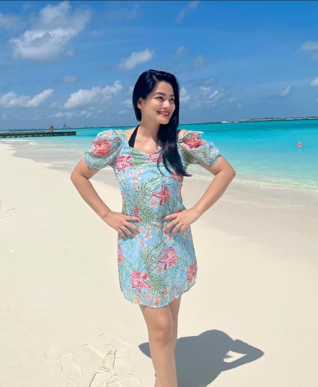 Maldives sepertinya menjadi tempat favorit pasangan yang sudah 13 tahun menikah ini. “Just the two of us ❤️🏝 mau coba cari tempat holiday lain, ujung2nya tetep Maldives lagi😅,” tulisnya pada caption foto Instagram. Foto: Instagram/@titikamal