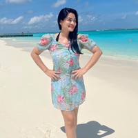 Maldives sepertinya menjadi tempat favorit pasangan yang sudah 13 tahun menikah ini. “Just the two of us ❤️🏝 mau coba cari tempat holiday lain, ujung2nya tetep Maldives lagi😅,” tulisnya pada caption foto Instagram. Foto: Instagram/@titikamal