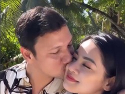 7 Potret Mesra Titi Kamal dan Suami di Maldives, Pasutri Rasa Pengantin Baru