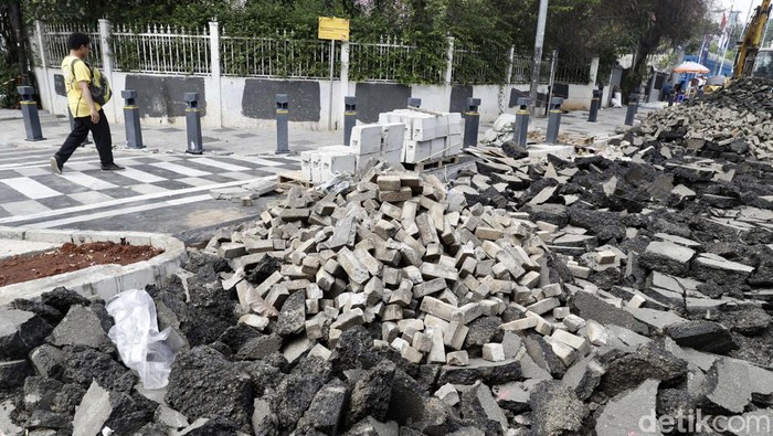 Trotoar di Jalan Proklamasi, Jakarta, tengah dilakukan penataan. Trotoar tersebut akan dilebarkan.