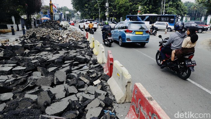 Trotoar di Jalan Proklamasi, Jakarta, tengah dilakukan penataan. Trotoar tersebut akan dilebarkan.