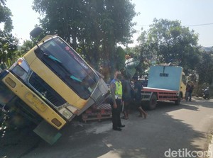 Gagal Nanjak, Truk Tabrak Rumah Warga di Sukabumi