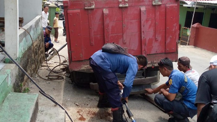Truk Terperosok Dekat Stasiun Cibinong Bogor, Lalin Sempat Tersendat (Istimewa)