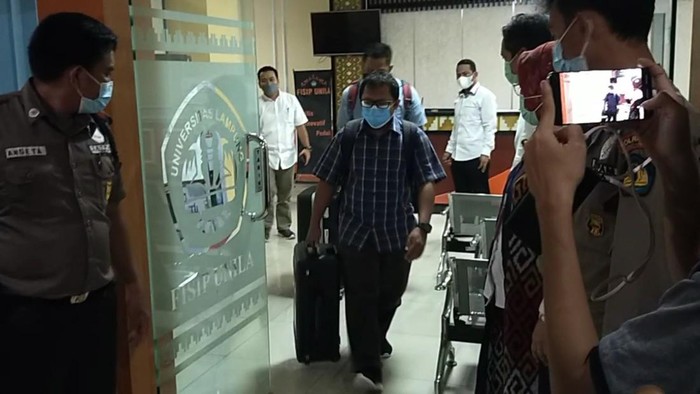 Penyidik KPK bawa dokumen penerimaan mahasiswa baru dari Fakultas Fisip Unila. Tommy Saputra/detikSumut