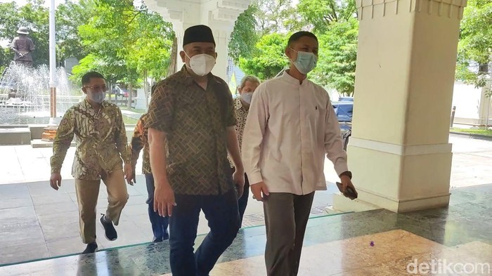 Wali Kota Solo Gibran Rakabuming Raka kedatangan tamu dari pengurus Partai Keadilan Sejahtera (PKS) di rumah dinas Loji Gandrung, Rabu (14/9/2022).