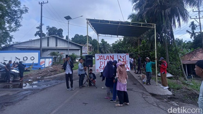 Warga blokir jalan di Muaro Jambi.