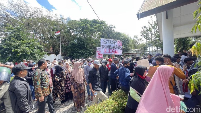 Warga menggeruduk gedung DPRD Pinrang.
