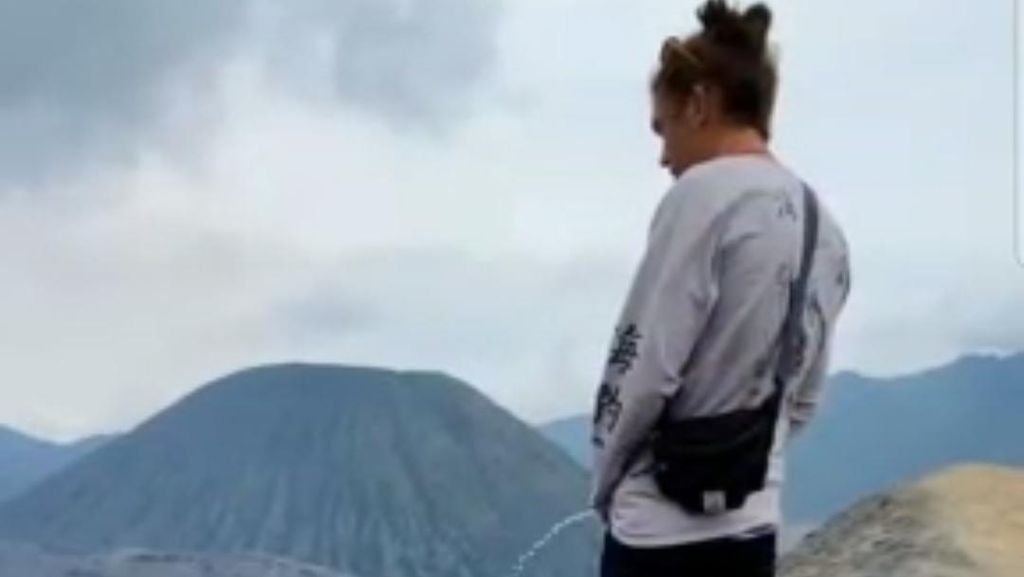 Turis Asing Dikecam Gegara Kencing di Kawah Bromo