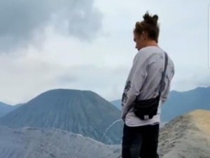 Turis Asing Kencingi Kawah Bromo, TNBTS Akan Edukasi Pengunjung Soal Larangan