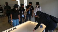 Pengunjung melihat even pembukaan BBG 2022. Bintaro Design District (BDD) adalah komunitas kreatif yang berafiliasi dengan komunitas desain dunia.