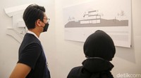 Pengunjung melihat kertas kerja arsitek yang dipamerkan dalam pembukaan BBG 2022. Acara ini mengundang para pekerja profesional kreatif seperti arsitek, interior designer, fotografer, seniman, graphic designer, fashion designer, hingga sineas film.