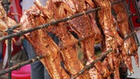 Mungkin di Indonesia kita pernah makan sate kelinci. Makanan ini juga sama terbuat dari daging kelinci, bedanya dagingnya benar-benar dibakar utuh. Foto: dpa/picture-alliance/Stephan Jansen