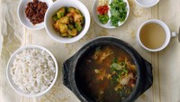 Beberapa negara, terutama China, terbiasa mengonsumsi daging anjing. Salah satunya dibuat menjadi hidangan sup. Hidangan ini tergolong kontroversial dan banyak dikecam. Foto: dpa/picture-alliance/Stephan Jansen