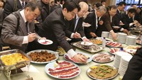 Orang Jepang suka mencicipi makanan yang cukup aneh. Salah satunya ketika para karyawan suatu perusahaan berkumpul untuk mencoba daging ikan paus. Foto: dpa/picture-alliance/Stephan Jansen