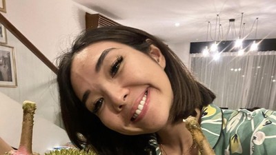 10 Potret Gisella Anastasia Saat Cicip Durian dan Makan Nasi Bungkus