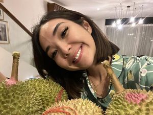 10 Potret Gisella Anastasia Saat Cicip Durian dan Makan Nasi Bungkus
