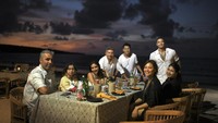 Tak hanya menikmati makanan sendiri, artis cantik ini juga sering menikmati momen makan bersama keluarganya. Seperti ini ketika Gisel dan keluarga makan di pinggir pantai. Foto: Instagram @gisel_la