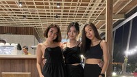 Gisel pun tak lupa menghabiskan waktu bersama teman-teman dekatnya. Kali ini Gisel tampak sedang asik nongkrong di kafe. Foto: Instagram @gisel_la
