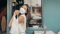Gisel juga sering pergi keluar bersama anak kesayangannya Gempi ke kafe-kafe. Sepertinya ini difotoin Gempi ya? Foto: Instagram @gisel_la