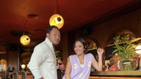 Bersama temannya, Gisel tampak bahagia berpose di restoran dengan tema yang unik itu. Foto: Instagram @gisel_la