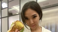 Mantan kekasih Wijaya Saputra ini juga pernah membagikan momen ketika ia sedang mencicipi berbagai macam roti sandwich dan burger. Terlihat enak. Foto: Instagram @gisel_la