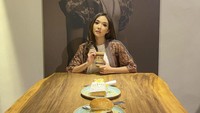 Wah Gisel juga suka kopi nih kayaknya. Seperti ini ketika ia sedang bersantai sambil minum kopi, teh, dan beberapa makanan lain. Foto: Instagram @gisel_la