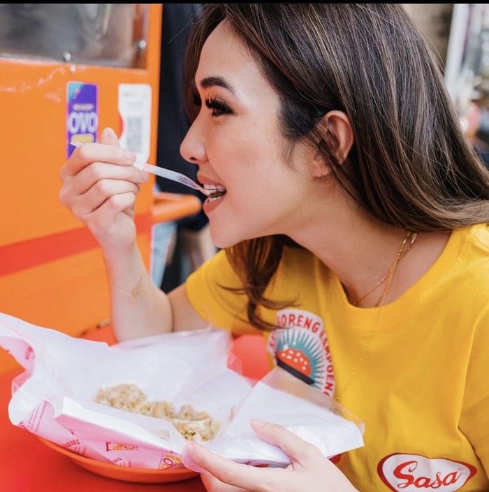 10 Potret Gisella Anastasia Saat Cicip Durian dan Makan Nasi Bungkus