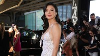 Dress yang dikenakan Raline Shah terbuka di bagian atas. (Foto: GC Images/Rachpoot/Bauer-Griffin)