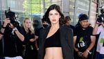 Alexandra Daddario Pamer Perut Rata di New York Fashion Week