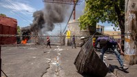 Warga memblokade jalan menggunakan aneka benda, mulai dari pohon sampai rantai. Foto: Anadolu Agency via Getty Images/Anadolu Agency