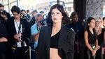 Alexandra Daddario Pamer Perut Rata di New York Fashion Week