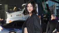 Pilihan busana Alexandra Daddario membuat bagian perutnya terekspos. (Foto: GC Images/Rachpoot/Bauer-Griffin)