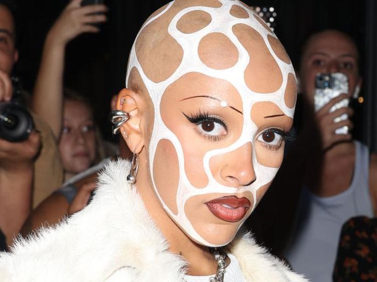 Gaya Nyentrik Doja Cat, Rambut Plontos-Alis Segaris