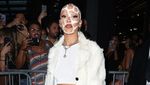 Gaya Nyentrik Doja Cat, Rambut Plontos-Alis Segaris