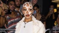 Penampilan Doja Cat buat acara VOGUE ini langsung mencuri perhatian paparazzi. (Foto: GC Images/Gotham)