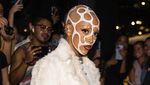 Gaya Nyentrik Doja Cat, Rambut Plontos-Alis Segaris