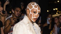 Beberapa waktu lalu dia masih tampil dengan rambut superpendek yang diwarnai. (Foto: GC Images/Gotham)