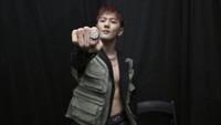 Di tengah hectic-nya para model dan stylist, Donghyuk tetap terlihat chill. (Foto: Getty Images for Concept Korea/Roy Rochlin)