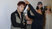Persiapan Donghyuk di belakang panggung mulai dari busana hingga tatanan rambut. (Foto: Getty Images for Concept Korea/Roy Rochlin)
