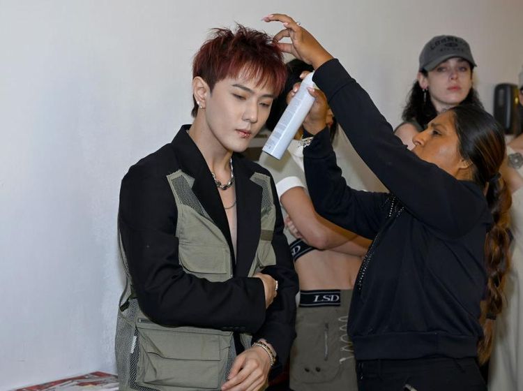 Potret Donghyuk iKON di Balik Panggung New York Fashion Week